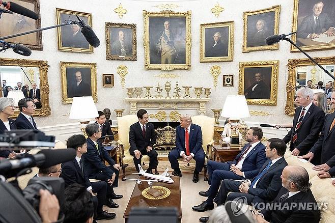 한미 정상회담 (워싱턴=연합뉴스) 한상균 기자 = 이재명 대통령과 도널드 트럼프 미국 대통령이 25일(현지시간) 미국 워싱턴DC 백악관에서 정상회담을 하고 있다. 2025.8.26 xyz@yna.co.kr