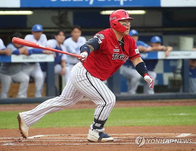 타구 바라보는 최형우 [연합뉴스 자료사진]