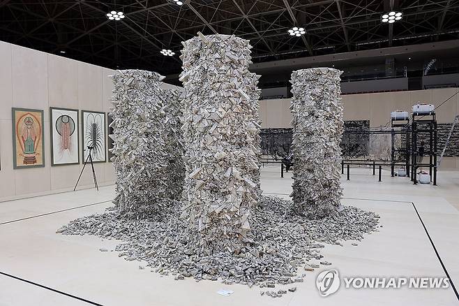 약봉지가 된 작품 (목포=연합뉴스) 형민우 기자 = 27일 전남 목포시 목포문화예술회관에서 2025 전남국제수묵비엔날레 프레스 오픈이 열려 한약방 봉지를 활용한 전광영의 '집합' 작품이 선보이고 있다. 2025 전남국제수묵비엔날레는 30일부터 10월 31일까지 목포와 진도, 해남 등에서 '문명의 이웃들'을 주제로 다양한 수묵 작품을 선보인다. 2025.8.27 minu21@yna.co.kr
