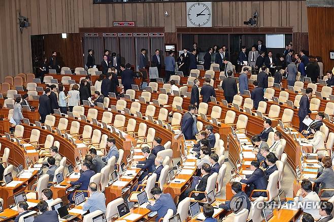 국가인권위원회 위원 선출안 부결, 본회의장 퇴장하는 국민의힘 (서울=연합뉴스) 박동주 기자 = 27일 서울 여의도 국회 본회의에서 국가인권위원회 위원(이상현), 국가인권위원회 위원(우인식) 선출안이 부결되자 국민의힘 의원들이 항의하며 퇴장하고 있다. 2025.8.27 pdj6635@yna.co.kr