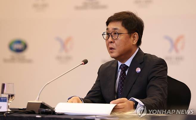 APEC 문화산업고위급대화 개회식 (경주=연합뉴스) 최휘영 문화체육관광부 장관이 27일 경북 경주 힐튼호텔에서 열린 'APEC 문화산업고위급대화 개회식'에서 개회사를 하고 있다. 2025.08.27 [문화체육관광부 제공. 재판매 및 DB 금지]