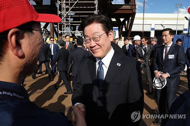 이재명 대통령, 한화 필리조선소 시찰 (필라델피아=연합뉴스) 홍해인 기자 = 이재명 대통령이 26일(현지시간) 미국 필라델피아의 한화 필리조선소에서 직원들을 격려하고 있다. 2025.8.27 hihong@yna.co.kr