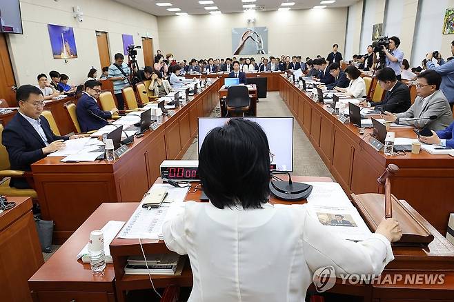 의사봉 두드리는 최민희 위원장 (서울=연합뉴스) 박동주 기자 = 26일 서울 여의도 국회에서 열린 과학기술정보방송통신위원회 전체회의에서 최민희 위원장이 의사봉을 두드리고 있다. 2025.8.26 pdj6635@yna.co.kr