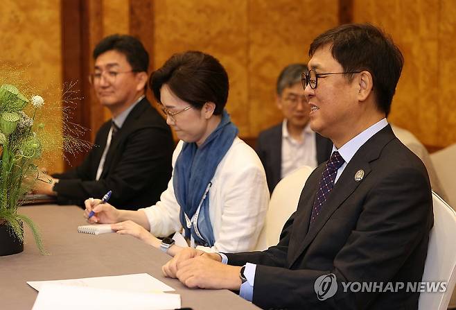 최휘영 장관, 일본 문부과학대신과 양자회담 (서울=연합뉴스) 최휘영 문화체육관광부 장관이 27일 'APEC 문화산업고위급대화'가 열리고 있는 경북 경주 힐튼호텔에서 아베 도시코 일본 문부과학대신과 양자회담을 하고 있다. 2025.8.27 [문화체육관광부 제공. 재판매 및 DB 금지] photo@yna.co.kr