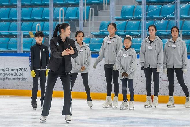 시범 보이는 김연아 김연아(왼쪽에서 두번째)가 27일 강원도 강릉하키센터에서 열린 플레이윈터 피겨스케이팅 아카데미에서 후배들을 지도하고 있다. [2018 평창기념재단 제공. 재배포 및 DB 금지]