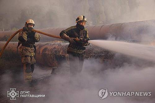 우크라이나 중부 폴타바 지역에서 러시아군의 공격으로 발생한 화재 진압 장면 [로이터 연합뉴스 자료사진. 재판매 및 DB 금지]