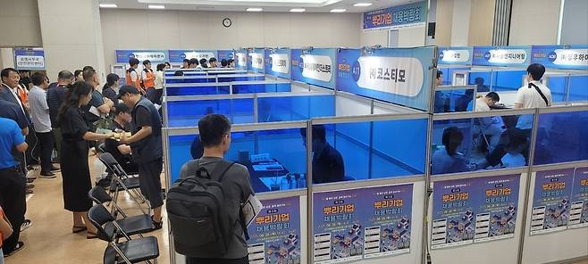 ▲ 28일 인천 미추홀구 제물포스마트타운(JST) '2025 뿌리기업 채용 박람회'가 진행되고 있는 모습. /사진제공=인천시
