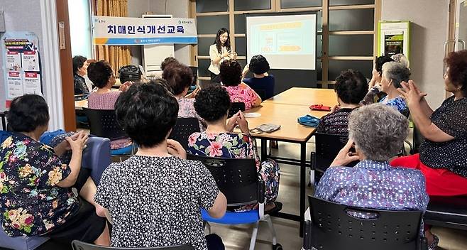 포천시 어르신들이 치매교육을 받고 있다.