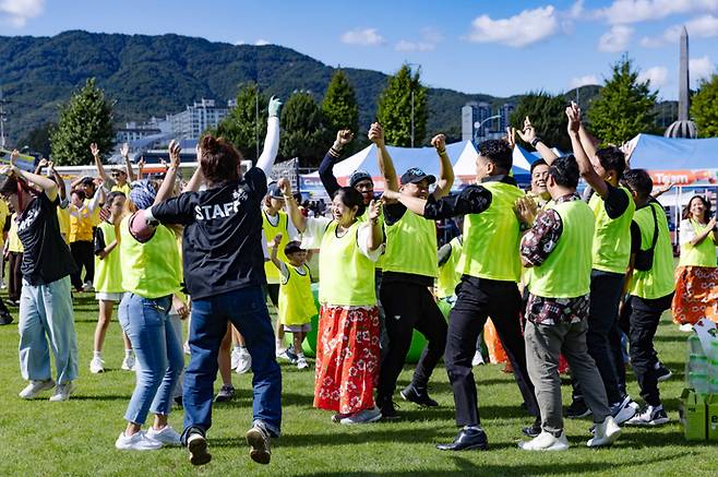 포천시에 거주하는 외국인 가족들이 시가 마련한 축제에 참여 즐거운 시간를 보내고 있다. 사진=포천시청