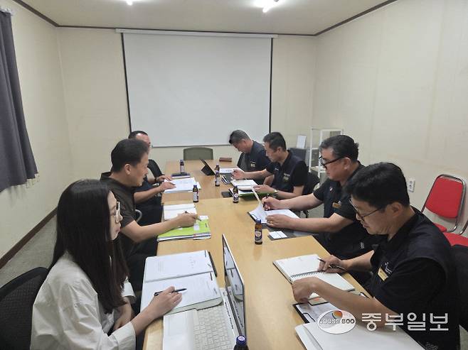 지난 1일 오전 경기지역자동차노동조합과 평택의 한 운수회사 관계자들이 운수회사 회의실에서 임금체불 등에 대한 노사교섭을 진행했다. 사진=최진규기자