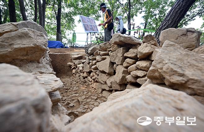 28일 오전 용인시 보라산에서 용인시와 (재)한국문화유산연구원이 함께 진행 중인 보라산 백제고분군 긴급발굴조사 현장이 시민들에게 공개돼 현장을 찾은 시민들이 발굴된 유물과 발굴현장을 둘러보고 있다. 보라산 백제고분군은 백제 전기 한성기에 조성된 무덤으로, 지난 2021년 단독주택 건설 과정에서 처음 발견됐다. 시와 연구원은 이후 정밀 지표조사를 통해 총 32기의 고분을 확인했으며, 이 가운데 훼손 위기에 놓인 2기에 대해 지난 7월부터 긴급 발굴에 착수했다. 김경민기자