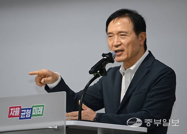 임태희 경기도교육감이 6월 18일 오전 수원시 영통구 경기도교육청 남부청사에서 진행된 '하이러닝 기반 AI 서논술형평가 시스템 시연회'에서 AI 평가 시스템에 대해 설명하고 있다. 임채운기자