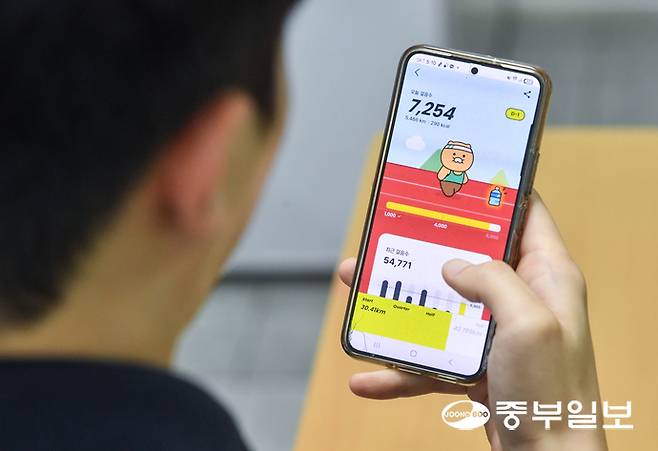 고물가 상황이 지속되면서 소비자들 사이에서 앱테크가 다시금 인기를 모으고 있는 가운데 28일 오후 수원시 한 사무실에서 직장인이 앱테크 어플을 이용하고 있다. 임채운기자