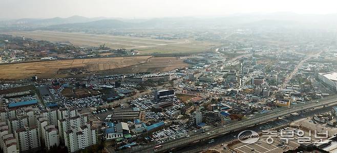 전국 군공항 근처 비행안전구역의 건축물 고도 제한을 완화하는 개정령안이 국무회의를 넘으면서 수원특례시와 성남시 등 군공항 인근 재개발·재건축 등 정비사업에 숨통이 트일 것으로 예측된다. 사진은 수원 군공항 인근 도심의 모습. 중부일보 DB