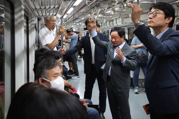 주광덕 남양주시장이 출퇴근시간 별내선을 점검하며 시민 의견을 듣고 있다.