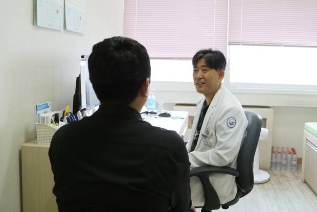 광주기독병원 김태현 내분비내과 과장은 “당뇨병 완치란 ‘다시 마음대로 먹어도 될 수 있다’는 것이 아니라 지속적으로 관리해야 하는 상태”라고 강조한다.  <광주기독병원 제공>