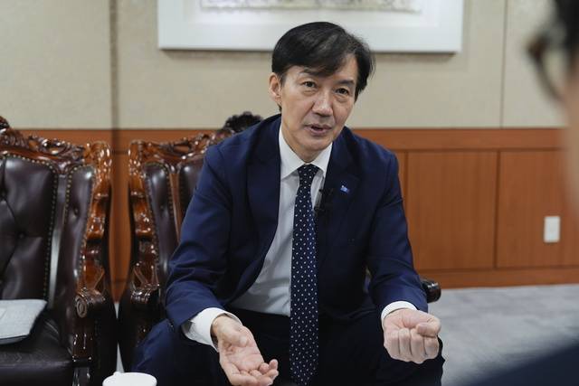 28일 전북일보사를 방문한 조국 조국혁신당 혁신정책연구원장이 인터뷰를 하고 있다, 김지원 기자