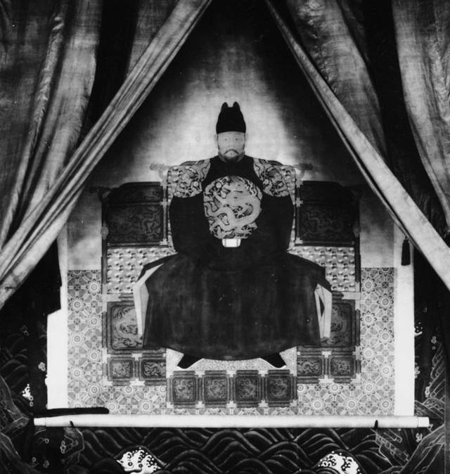 영흥 준원전의 태조어진(1913년 촬영). 경기전 어진이 노년의 모습인데 비해 중년의 모습이다. /출처-국립중앙박물관