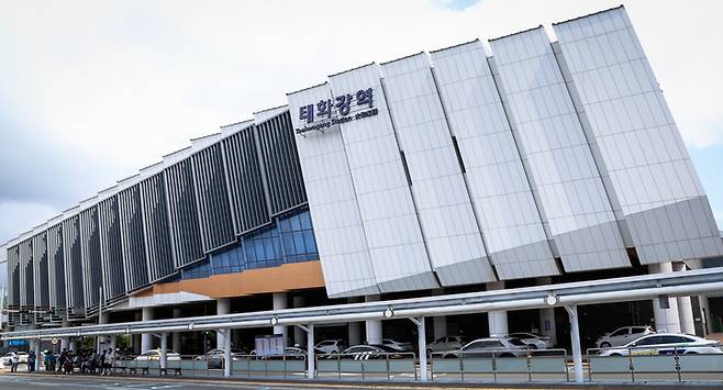 울산의 대표 관문으로 부상하고 있는 '태화강역'이 2급 관리역으로 격상된 후 역명 변경을 둘러싼 움직임이 본격화하고 있는 가운데 28일 찾은 울산 태화강역 전경. 이수화 기자