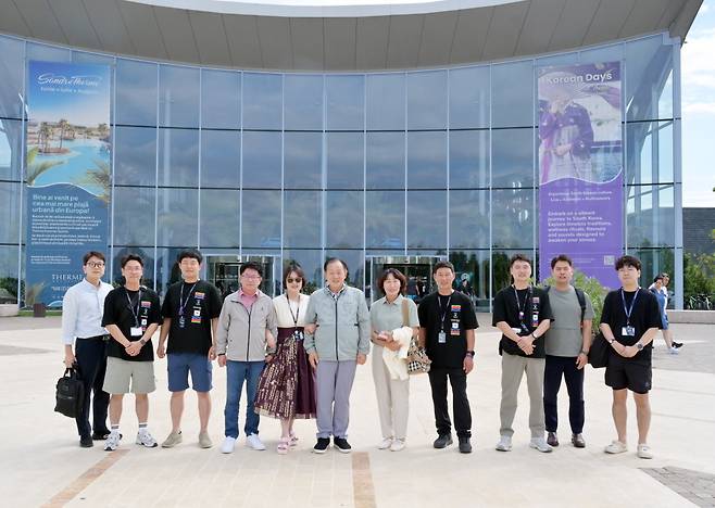 루마니아 부카레스트 ‘코리안 데이즈 앳 테르메’에 참가한 신현국 문경시장(가운데)과 이정걸 문경시의회의장 등 일행이 행사장 앞에서 기념촬영했다. /문경시 제공