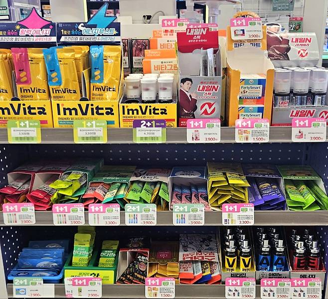 28일 포항시 북구 편의점 계산대 앞에 건강기능식품이 진열되어 있다.