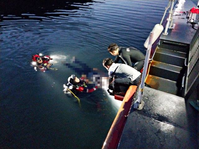 28일 오전 5시 10분께 통영시 욕지도 동항마을 물량장에서 60대 남성이 몰던 차량이 바다로 추락해 운전자가 숨졌다. 통영해양경찰서 제공