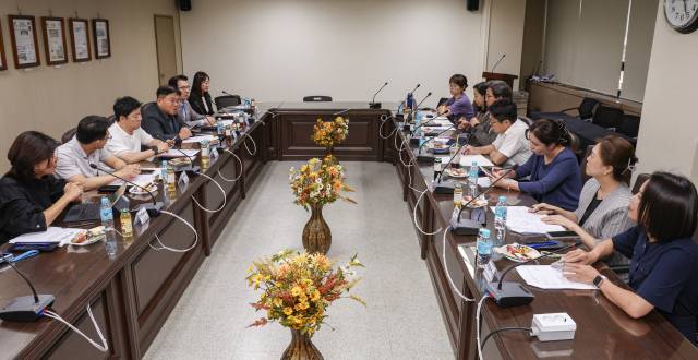 부산일보 제5기 독자위원회 8월 지면평가회의가 지난 27일 오후 부산일보사 회의실에서 열려, 9명의 독자위원이 다양한 의견을 밝히고 있다. 김종진 기자 kjj761@