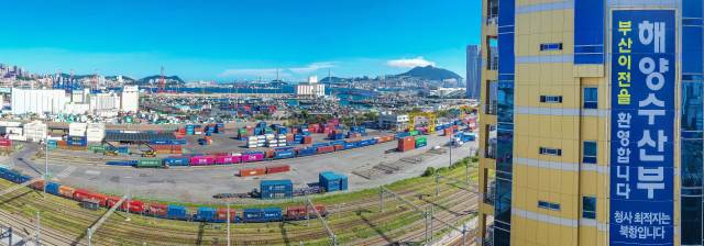 해양수산부 부산 이전 결정으로 ‘해양수도 부산’ 도약의 주춧돌이 놓였다. 해수부 임시청사 별관이 들어설 부산 동구 수정동 협성타워에 이전을 환영하는 현수막이 걸려 있다. 김종진 기자 kjj1761@