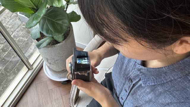 안소연씨가 빈티지 카메라 ‘클라시M1’을 이용해 촬영한 사진을 보고 있다.