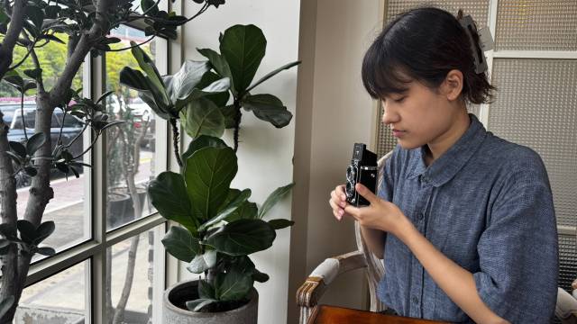 안소연씨가 빈티지 카메라 ‘클라시M1’을 이용해 창밖을 촬영하고 있다./이하은 기자/