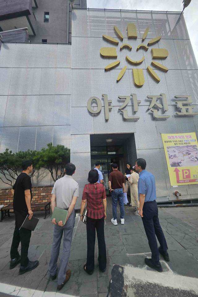 밀양시보건소와 관계 기관이 밀양병원 지역응급의료기관 신규 지정을 위한 합동 현장점검을 진행하고 있다./밀양시/
