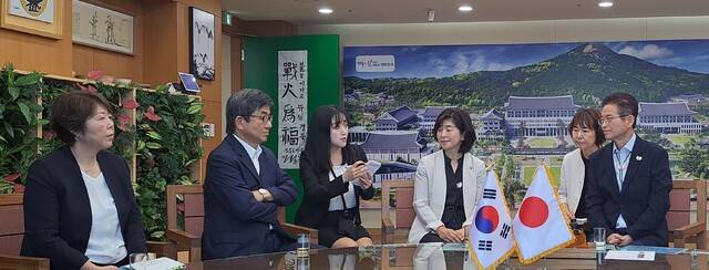 이철우 경북도지사가 28일 도청 접견실에서 나카하라 미유키(오른쪽 두 번째) 일본 돗토리현 부지사, 야마사키 시로(네 번째) 일본 내각관방 참여(고문) 등과 저출생 문제 해결을 위한 환담 중 통역에 귀를 기울이고 있다. 문정화 기자 moonjh@idaegu.com