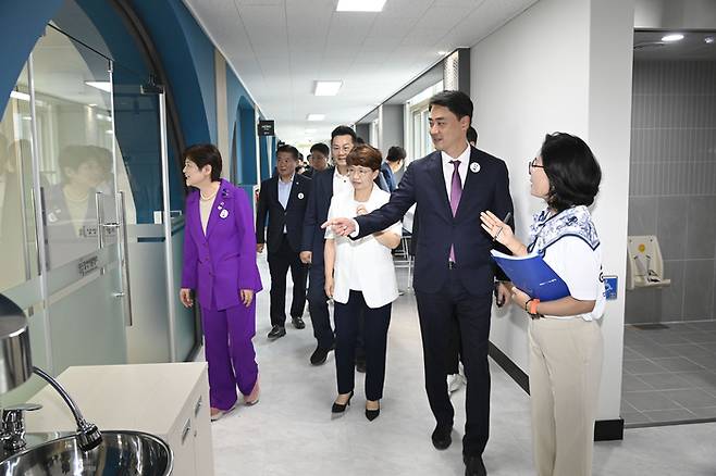 지난 27일 28일 대구 달성군 화원읍 달성중학교에서 열린 학교복합시설 달성이룸캠프 개관식에서 최재훈(오른쪽 둘째) 달성군수와 관계자들이 내부 시설을 둘러보고 있다.<달성군 제공>