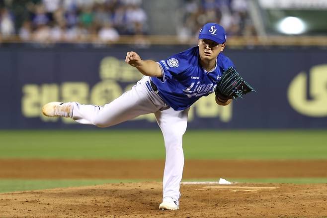 28일 오후 6시30분 서울 잠실야구장에서 열린 '2025 신한 SOL 뱅크 KBO리그' 삼성 라이온즈와 두산 베어스 경기에서 선발투수 최원태가 투구 중이다. <삼성 라이온즈 제공>