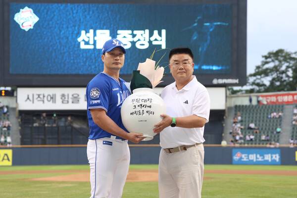 오승환에게 달항아리를 전달하는 두산 김태룡 단장(사진=두산)