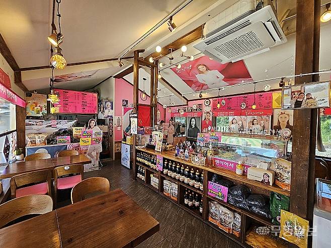 송가인 마을 중심부에 자리잡은 '꽈배기어라' 내부가 텅 비어 있다. 오후 3시께가 되자 일부 손님들이 방문했지만 카페 관계자는