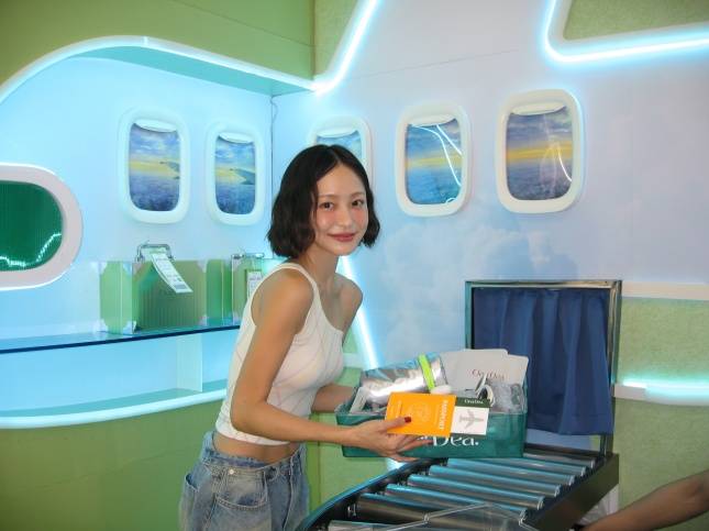 클리어디어 모델이 부스에서 사진을 찍고 있다./사진=김다이 기자 @neverdie