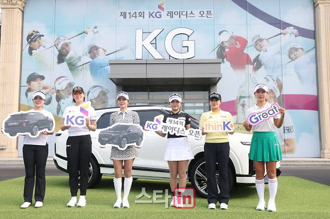 유현조, 방신실, 배소현, 이예원, 노승희, 이동은(왼쪽부터)이 28일 경기도 용인시 처인구 써닝포인트CC에서 열린 ‘제14회 KG 레이디스 오픈’ 공식 포토콜에서 포즈를 취하고 있다. 사진=이영훈 기자