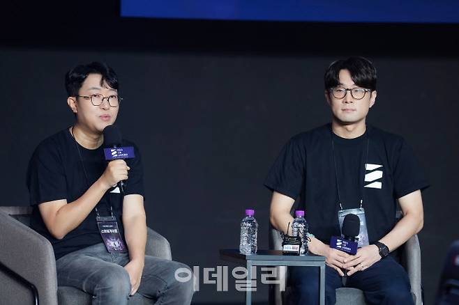 김형석 슈퍼크리에이티브 PD(왼쪽)와 김주형 스마일게이트 사업실장이 28일 ‘카오스 제로 나이트메어’ 미디어 시연회에서 질의 응답에 답하고 있다.
