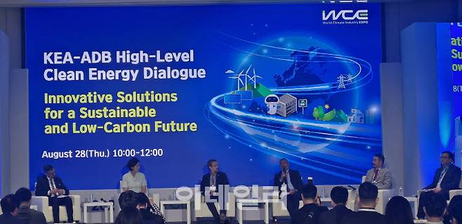 앙리 파이에흐 국제원자력기구(IAEA) 기획·경제연구과장이 28일 부산 벡스코에서 열린 ‘2025 기후산업국제박람회’ 컨퍼런스에 참여해 SMR 관련해 발언하고 있다.(사진=최훈길 기자)