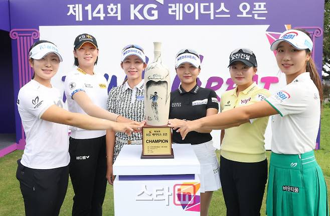 (왼쪽부터) 포토콜에 참석한 유현조, 방신실, 배소현, 이예원, 노승희, 이동은.(사진=이데일리 골프in 이영훈 기자)
