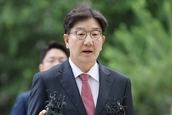 통일교 청탁 의혹을 받는 국민의힘 권성동 의원이 27일 서울 종로구 KT광화문빌딩에 마련된 김건희 여사 관련 의혹을 수사하는 민중기 특별검사팀 사무실에 피의자 신분으로 출석하고 있다. (사진=연합뉴스)