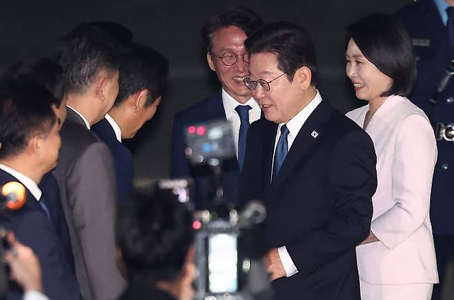‘3박 6일’ 일본·미국 순방 일정을 마친 이재명 대통령과 김혜경 여사가 28일 새벽 경기도 성남 서울공항을 통해 귀국해 정청래 더불어민주당 대표와 하고 있다.(사진=뉴스1)