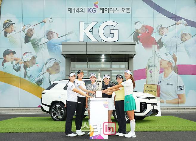 28일 경기 용인시의 써닝포인트 컨트리클럽에서 열린 KLPGA 투어 제14회 KG 레이디스 오픈 공식 포토콜이 열렸다. (왼쪽부터) 유현조, 방신실, 배소현, 이예원, 노승희, 이동은이 트로피를 잡고 각오를 다지고 있다.(사진=이데일리 골프in(용인)=조원범 기자)