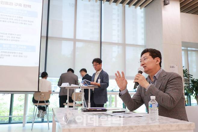 28일 e편한세상 구성역 플랫폼시티에서 열린 공동주택 민생현장 소통버스킹에 참석한 이상일 용인특례시장이 발언하고 있다.(사진=용인시)