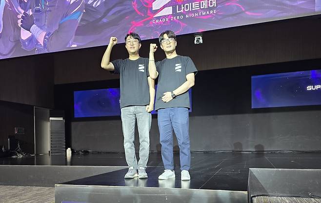 - 좌측부터 김형석 슈퍼크리에이티브 PD, 김주형 스마일게이트 사업실장