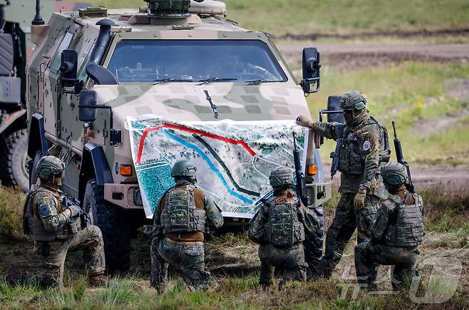 2025년 6월 28일, 독일 오스터홀츠-샤름베크 인근 가를슈테트에 위치한 한 군사학교에서 열린 '연방군의 날' 행사에서 독일 병사들이 훈련에 참여하는 모습. ⓒ AFP=뉴스1