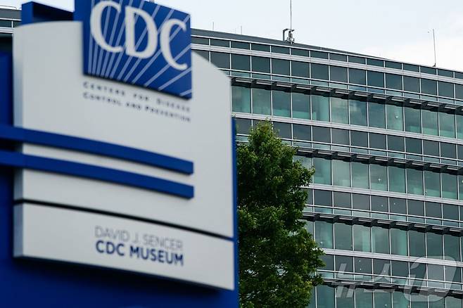 2025년 8월 9일, 미국 조지아주 애틀랜타에 위치한 질병통제예방센터(CDC) 글로벌 본부 건물 창문에 총탄 자국이 남아 있는 모습. 전날인 8일, CDC 본부 인근에서 총격범이 총기를 난사해 경찰관 1명이 사망했으며, 이후 총격범도 숨진 채 발견됐다.2025.08.09.ⓒ AFP=뉴스1