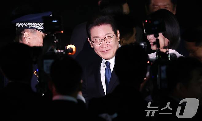 '3박 6일' 일본·미국 순방 일정을 마친 이재명 대통령이 28일 새벽 경기도 성남 서울공항을 통해 귀국하고 있다. 2025.8.28/뉴스1 ⓒ News1 김성진 기자