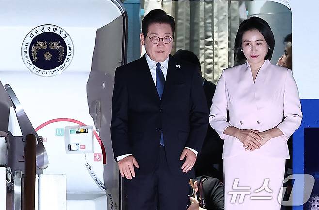 '3박 6일' 일본·미국 순방 일정을 마친 이재명 대통령과 김혜경 여사가 28일 새벽 경기도 성남 서울공항을 통해 귀국해 인사하고 있다. 2025.8.28/뉴스1 ⓒ News1 김성진 기자